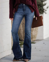 Schlagjeans mit hohem Bund und ungesäumtem Saum